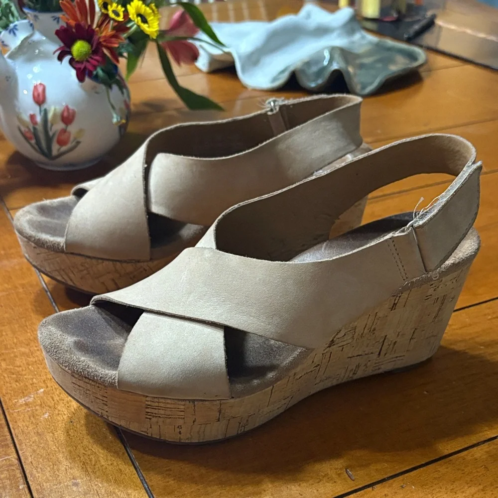 CLARKS Suede Straps With Cork Platform, Size 7.5, Natural